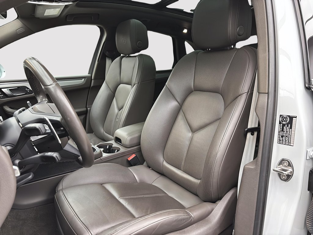 Porsche Macan Premium Package Plus 2023 à Laval, Québec - 15 - w1024h768px