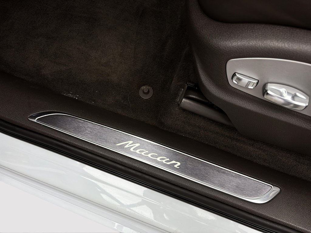 Porsche Macan Premium Package Plus 2023 à Laval, Québec - 30 - w1024h768px