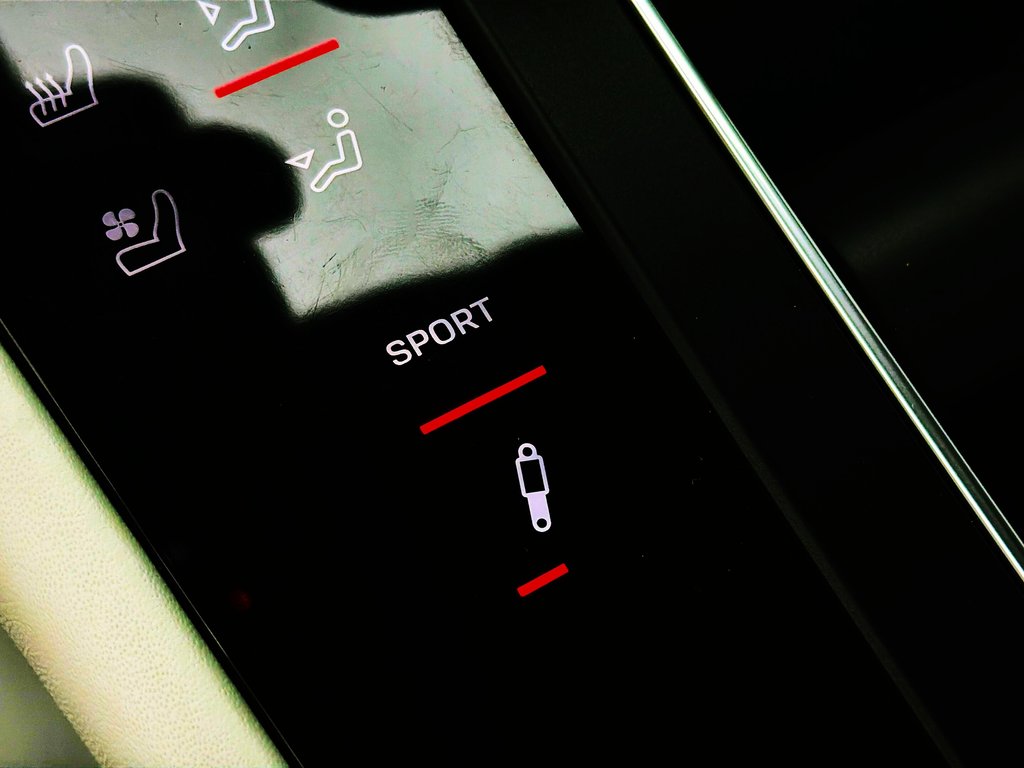 2023 Porsche Macan S V6 Premium Package Plus in Laval, Quebec - 23 - w1024h768px