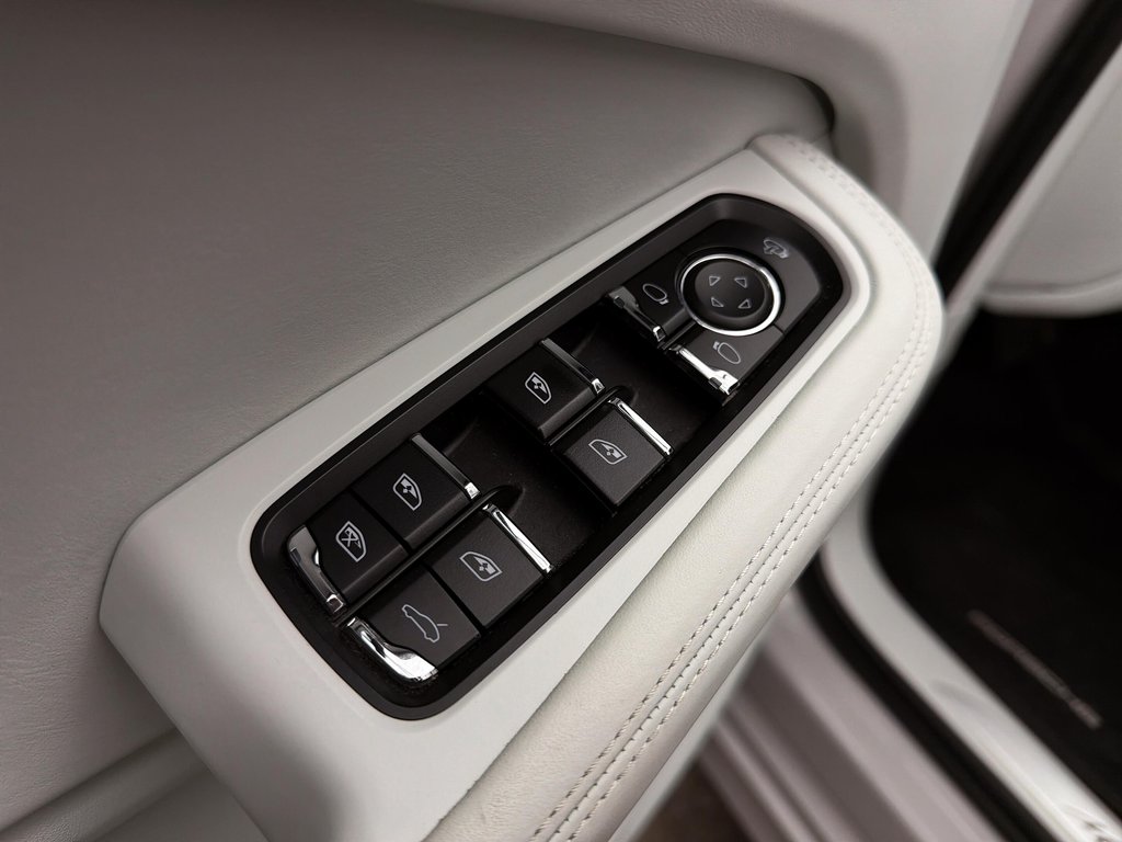 2023 Porsche Macan S V6 Premium Package Plus in Laval, Quebec - 31 - w1024h768px