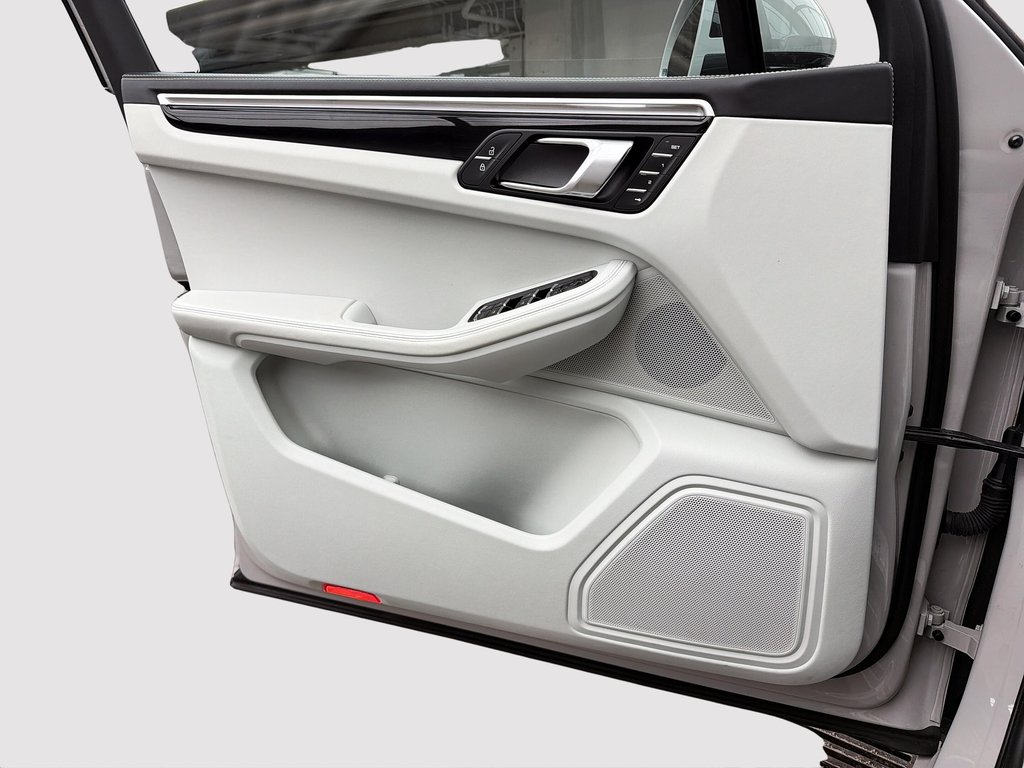 2023 Porsche Macan S V6 Premium Package Plus in Laval, Quebec - 29 - w1024h768px