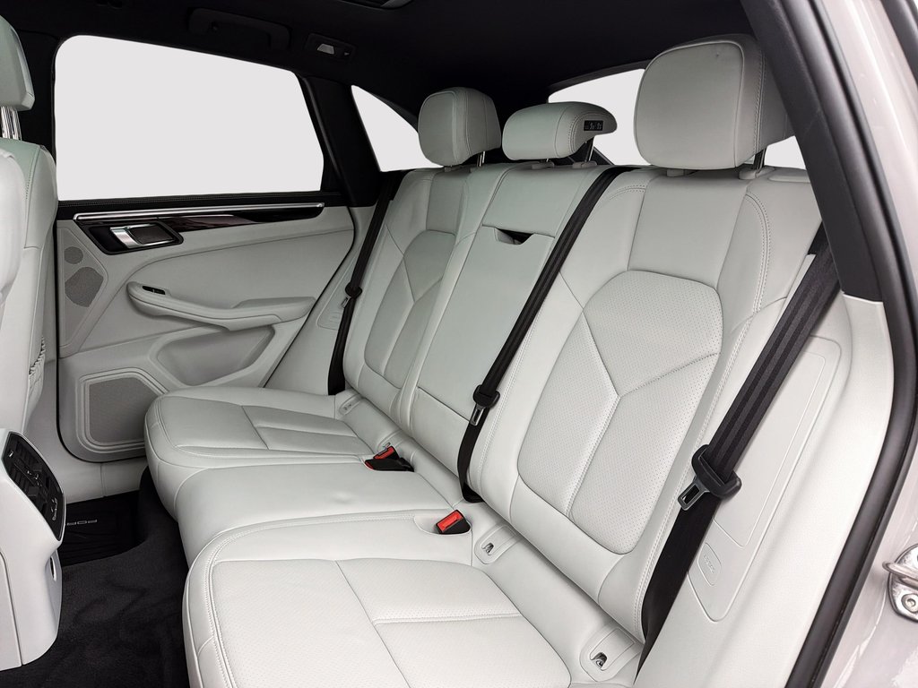 2023 Porsche Macan S V6 Premium Package Plus in Laval, Quebec - 27 - w1024h768px