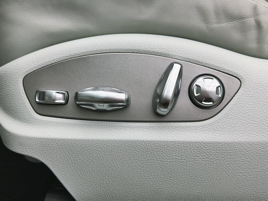 2023 Porsche Macan S V6 Premium Package Plus in Laval, Quebec - 26 - w1024h768px