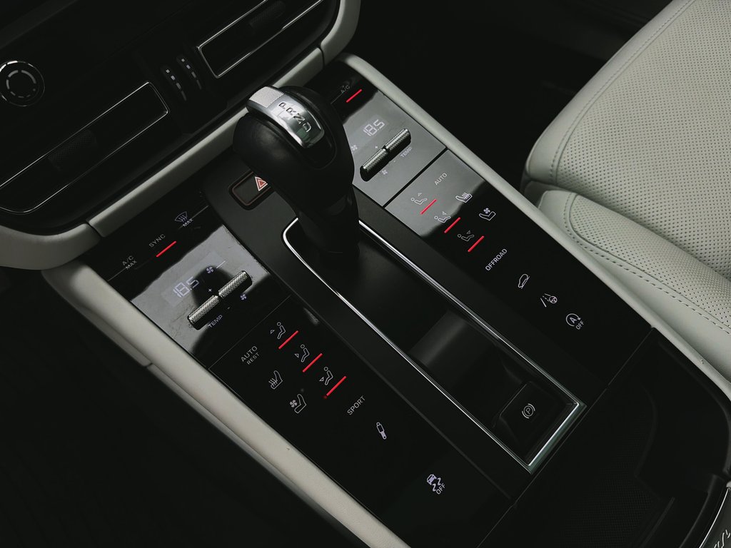 2023 Porsche Macan S V6 Premium Package Plus in Laval, Quebec - 21 - w1024h768px