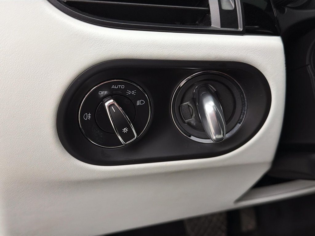 2023 Porsche Macan S V6 Premium Package Plus in Laval, Quebec - 18 - w1024h768px