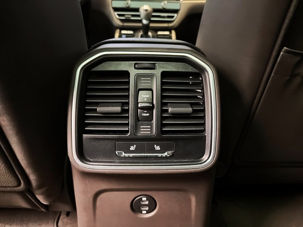 2023 Porsche Macan Premium Package Plus in Laval, Quebec - 28 - w1024h768px