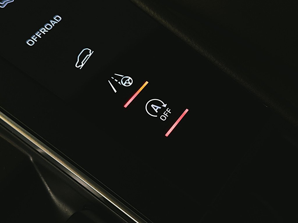 2023 Porsche Macan Premium Package Plus in Laval, Quebec - 21 - w1024h768px