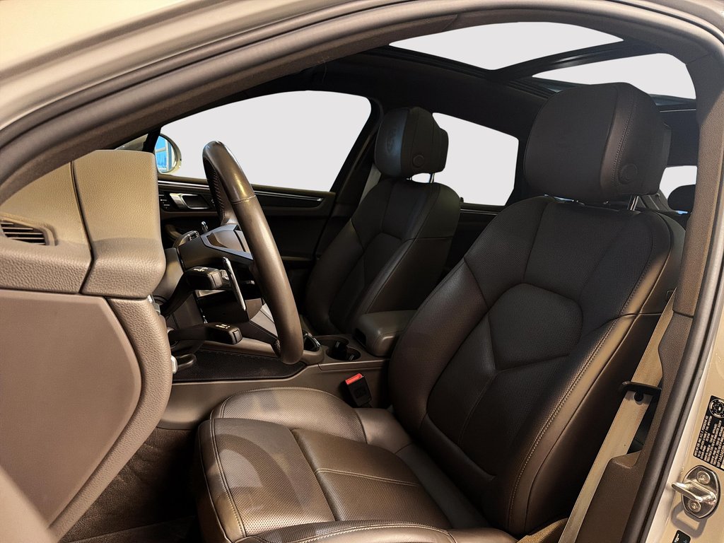 2023 Porsche Macan Premium Package Plus in Laval, Quebec - 13 - w1024h768px