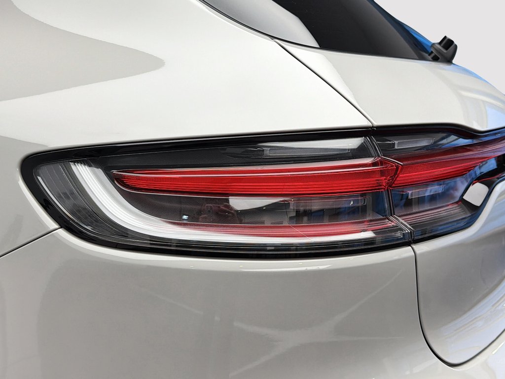 2023 Porsche Macan Premium Package Plus in Laval, Quebec - 9 - w1024h768px