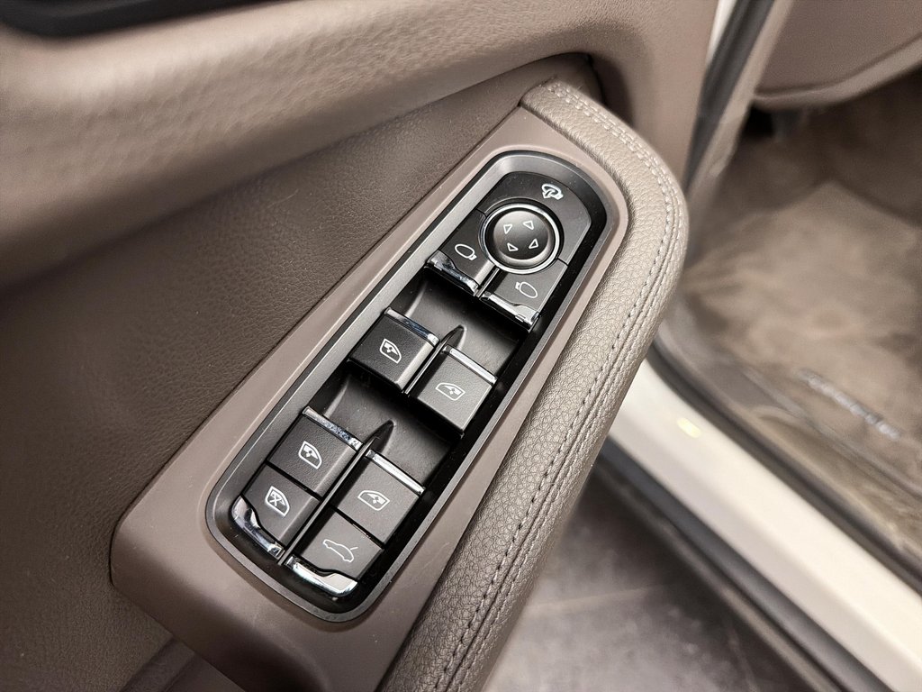 2023 Porsche Macan Premium Package Plus in Laval, Quebec - 31 - w1024h768px