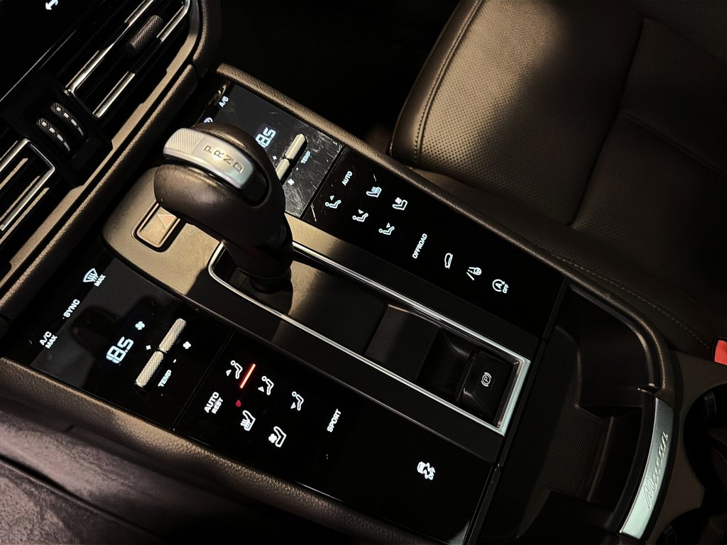 2023 Porsche Macan Premium Package Plus in Laval, Quebec - 20 - w1024h768px