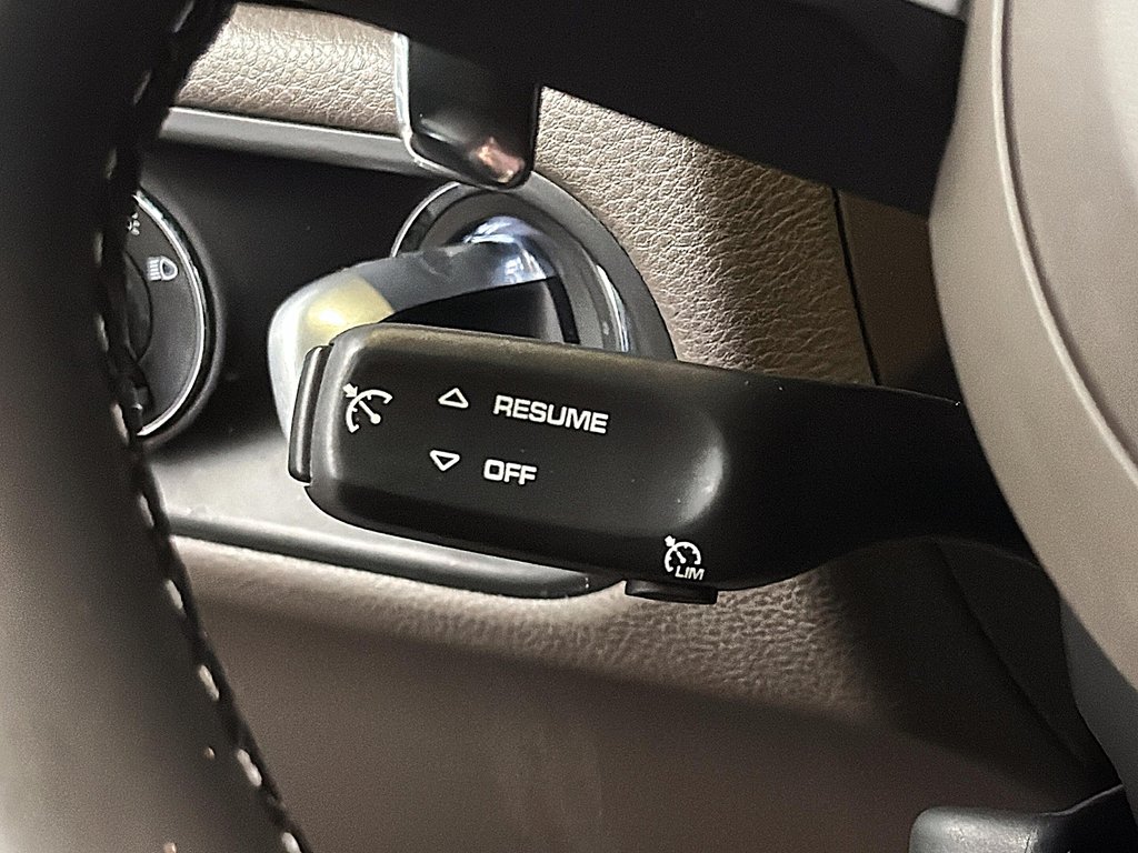 2023 Porsche Macan Premium Package Plus in Laval, Quebec - 17 - w1024h768px