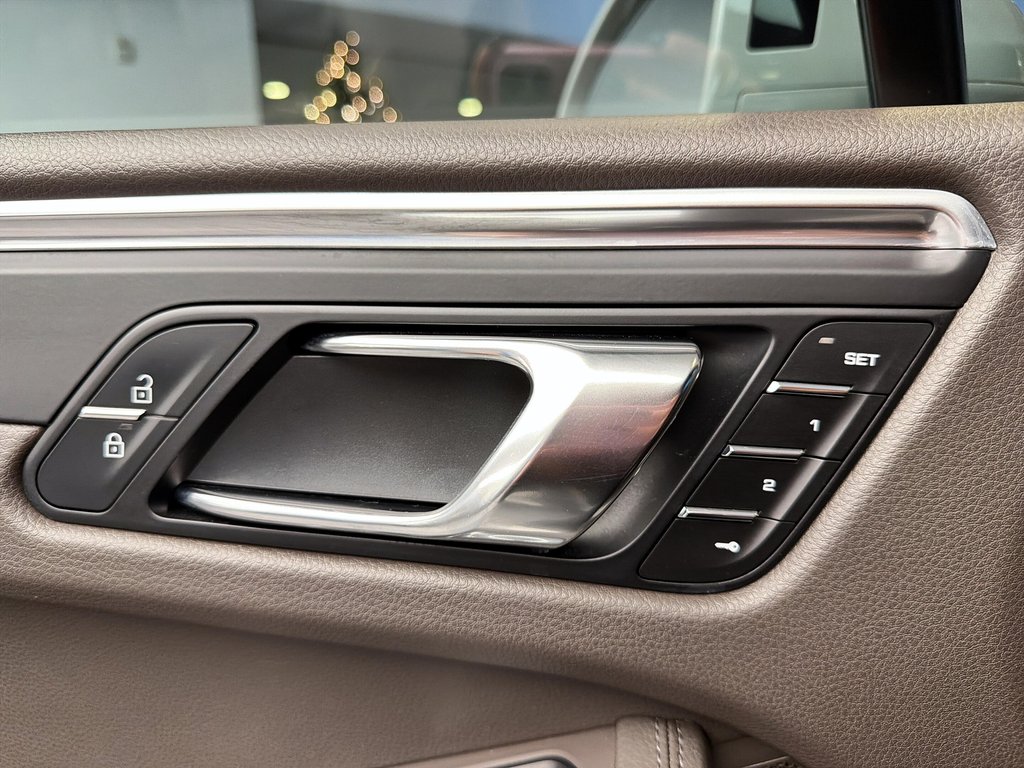 2023 Porsche Macan Premium Package Plus in Laval, Quebec - 30 - w1024h768px