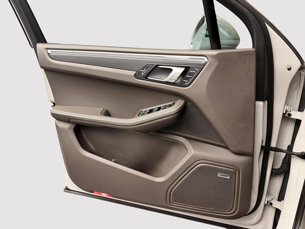 2023 Porsche Macan Premium Package Plus in Laval, Quebec - 29 - w1024h768px