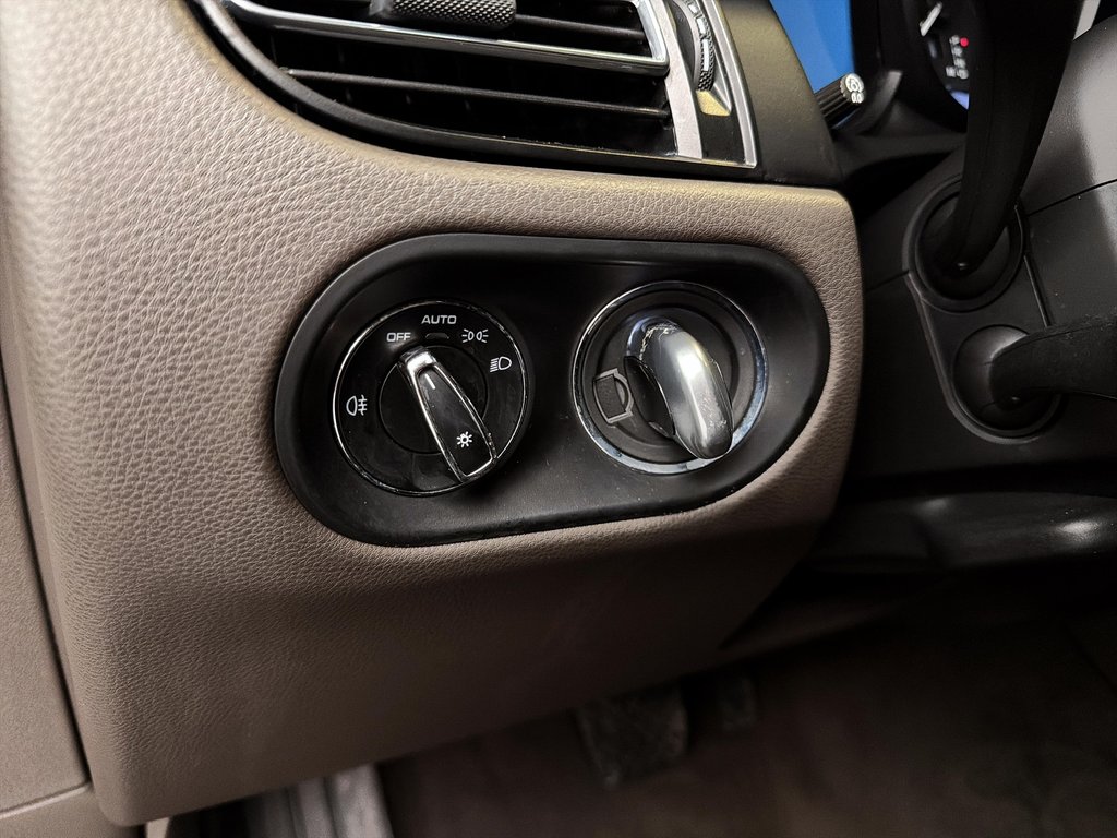 2023 Porsche Macan Premium Package Plus in Laval, Quebec - 16 - w1024h768px