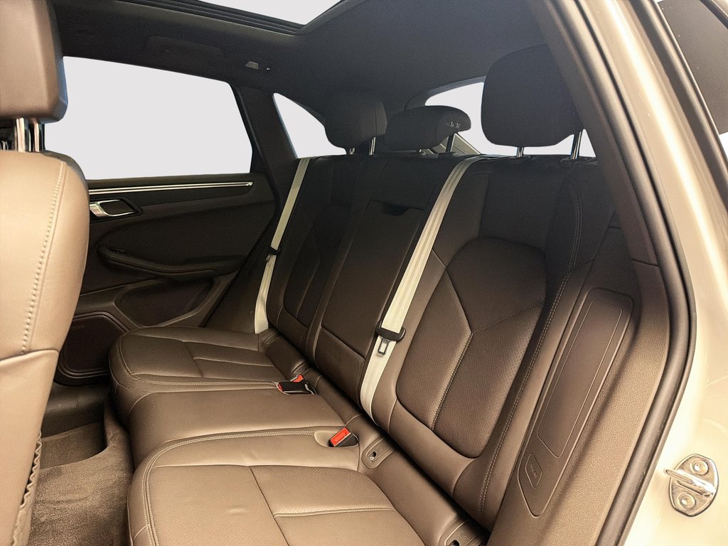 2023 Porsche Macan Premium Package Plus in Laval, Quebec - 27 - w1024h768px