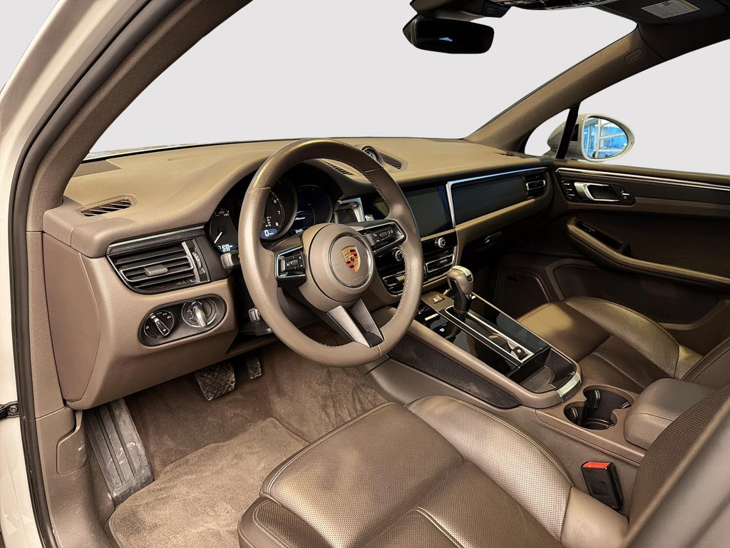 2023 Porsche Macan Premium Package Plus in Laval, Quebec - 12 - w1024h768px