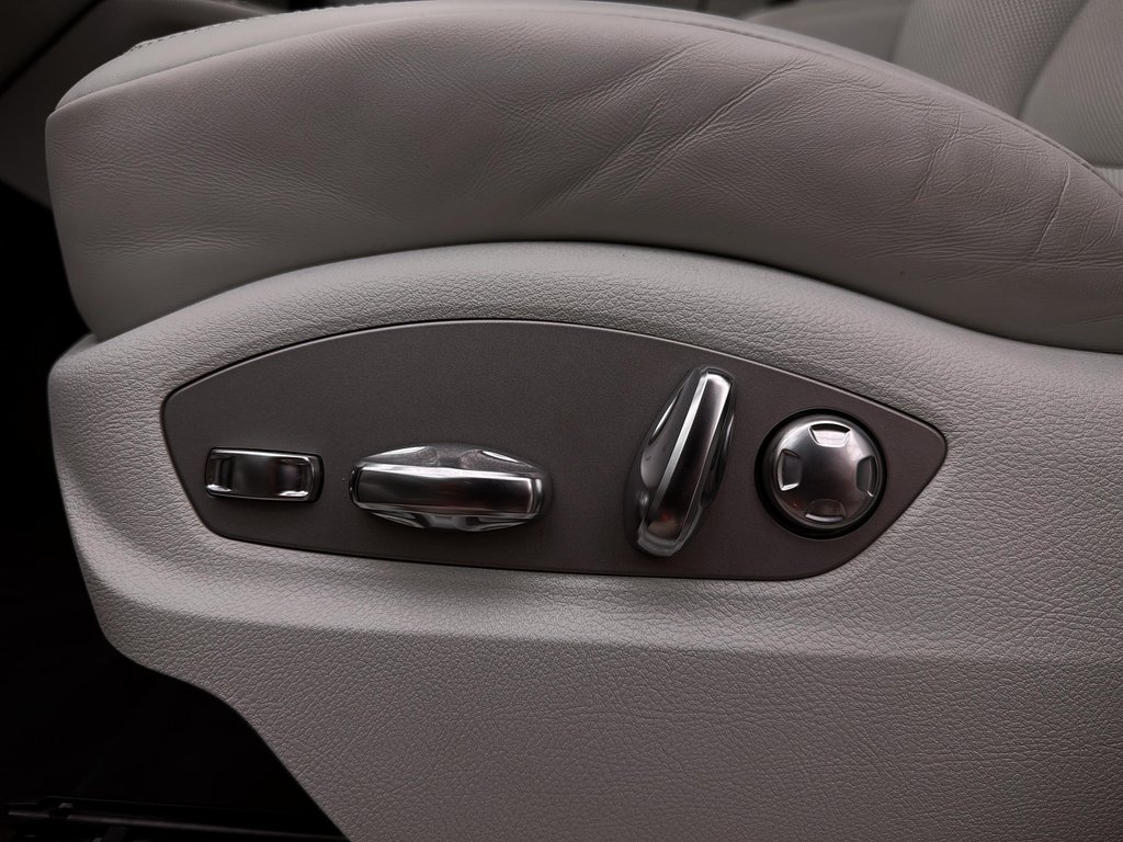 2023 Porsche Macan AWD in Laval, Quebec - 27 - w1024h768px