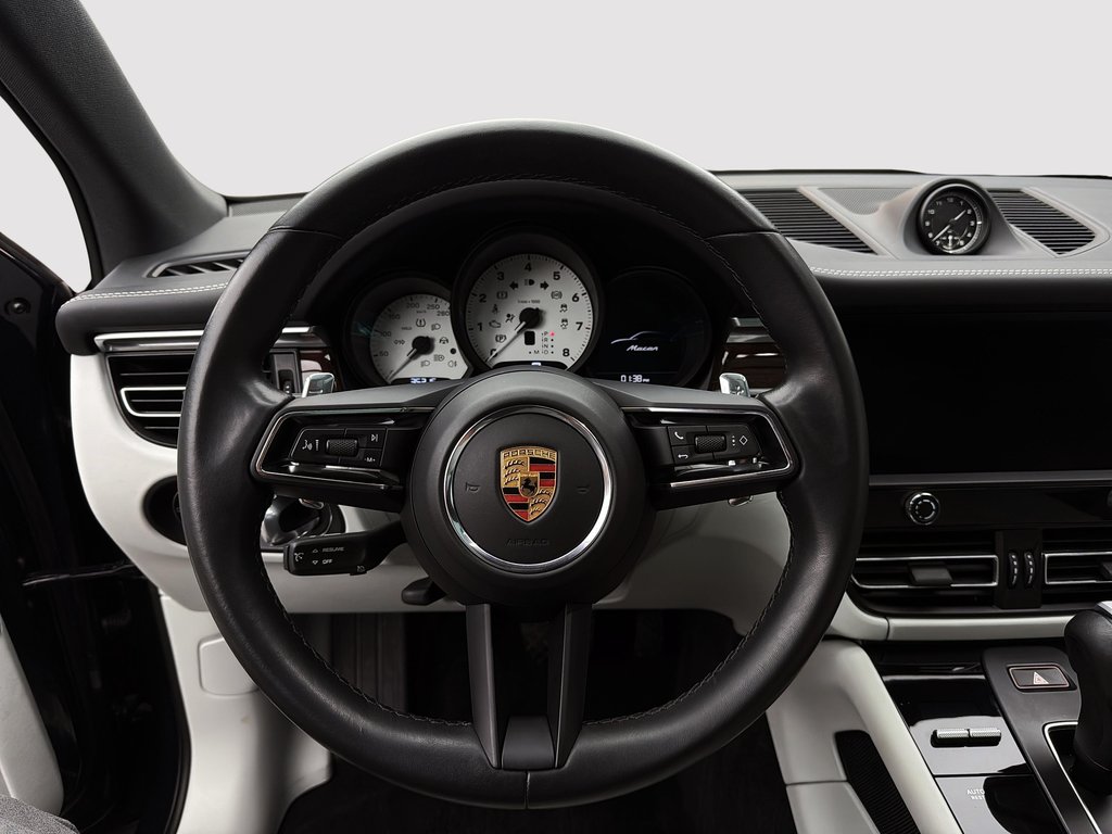 2023 Porsche Macan AWD in Laval, Quebec - 13 - w1024h768px