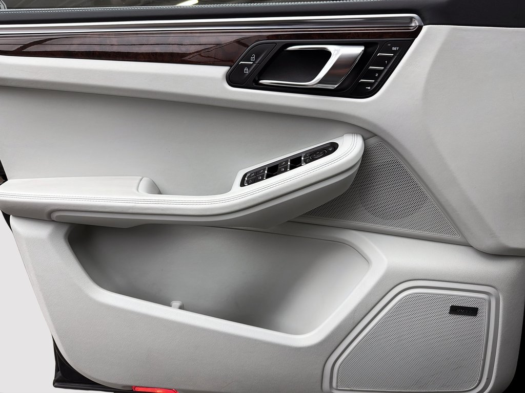 2023 Porsche Macan AWD in Laval, Quebec - 28 - w1024h768px