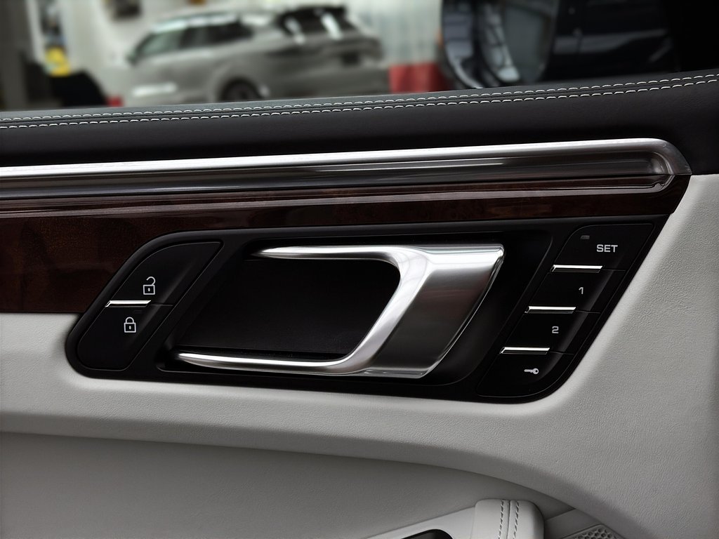 2023 Porsche Macan AWD in Laval, Quebec - 29 - w1024h768px