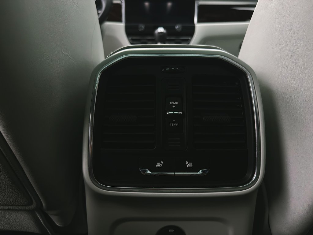 2023 Porsche Macan AWD in Laval, Quebec - 23 - w1024h768px