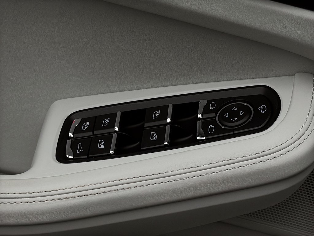 2023 Porsche Macan AWD in Laval, Quebec - 30 - w1024h768px