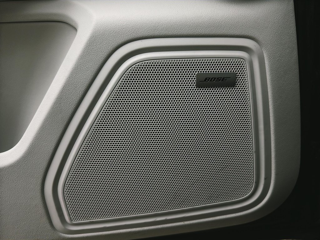 2023 Porsche Macan AWD in Laval, Quebec - 32 - w1024h768px