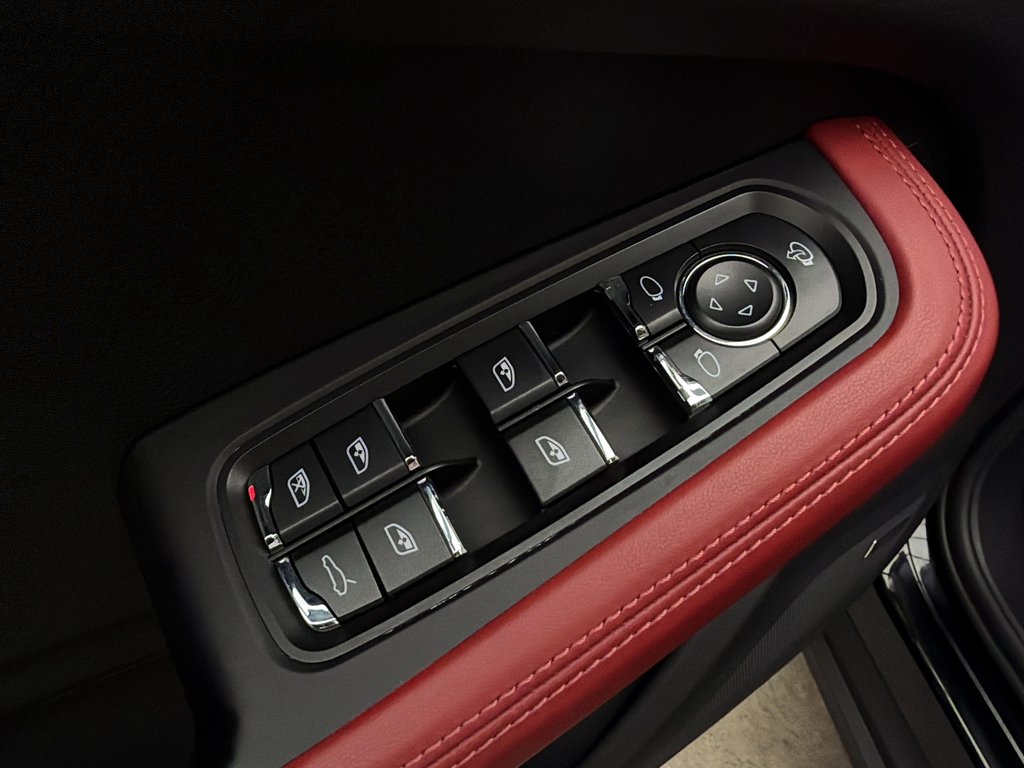2023 Porsche Macan in Laval, Quebec - 30 - w1024h768px