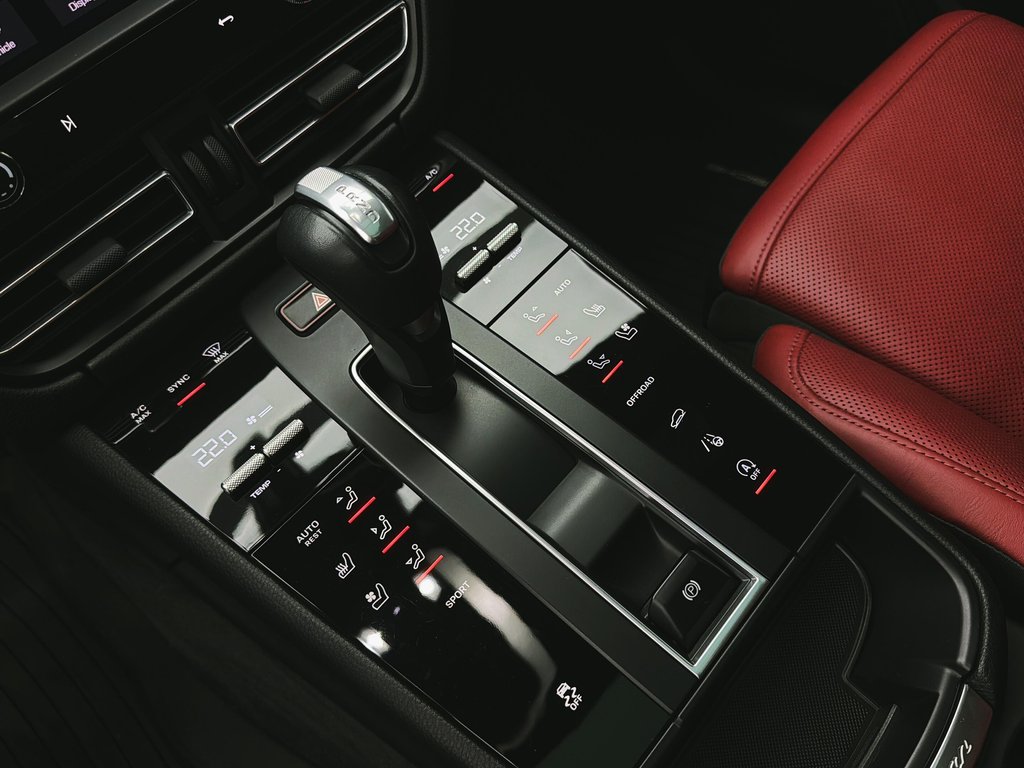 2023 Porsche Macan in Laval, Quebec - 20 - w1024h768px