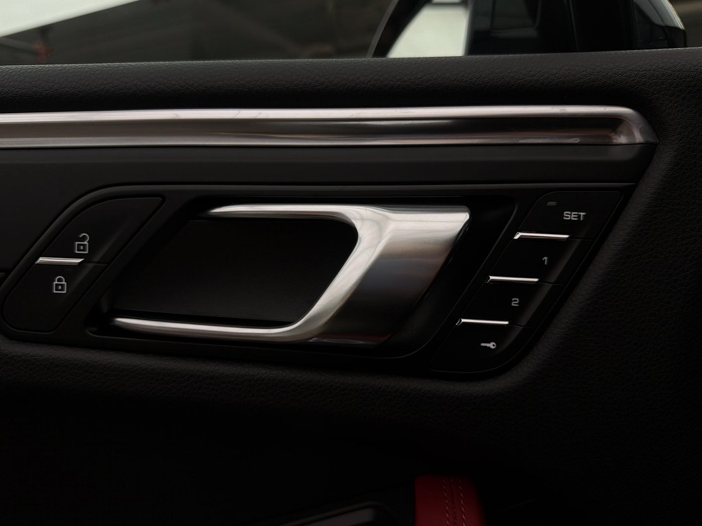 2023 Porsche Macan in Laval, Quebec - 29 - w1024h768px