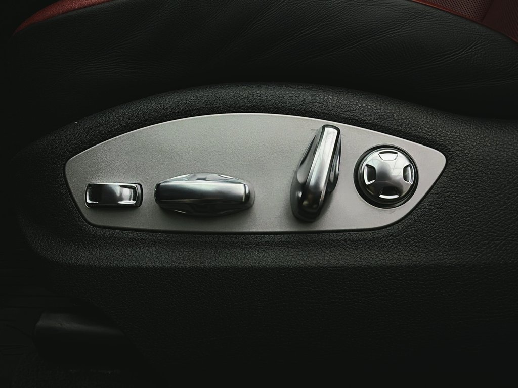 2023 Porsche Macan in Laval, Quebec - 24 - w1024h768px