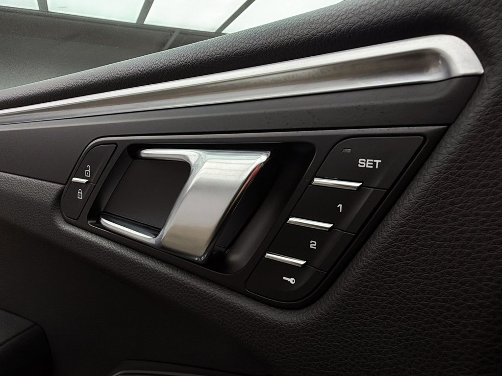 Porsche Macan  2023 à Laval, Québec - 28 - w1024h768px