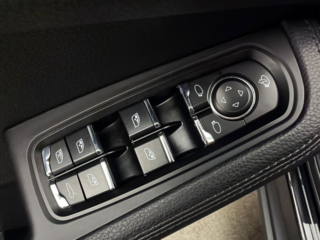 Porsche Macan  2023 à Laval, Québec - 30 - w1024h768px