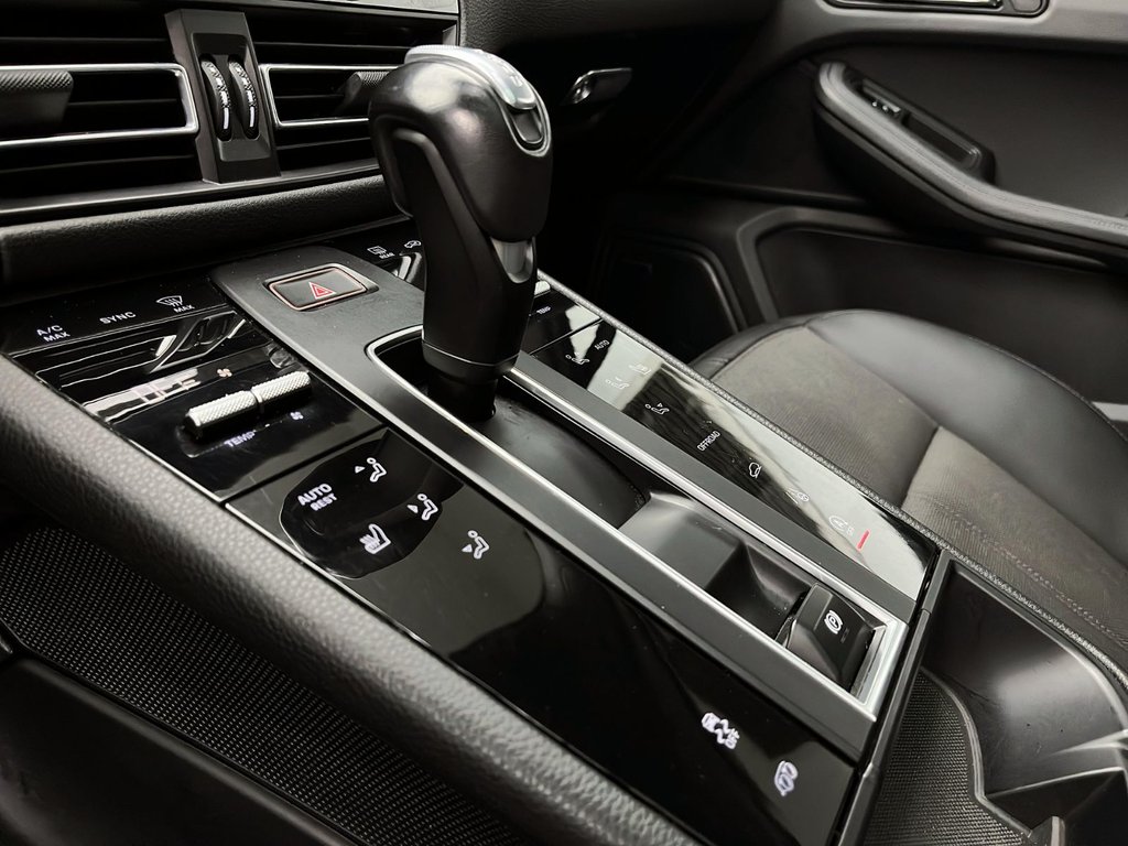 2023 Porsche Macan in Laval, Quebec - 22 - w1024h768px