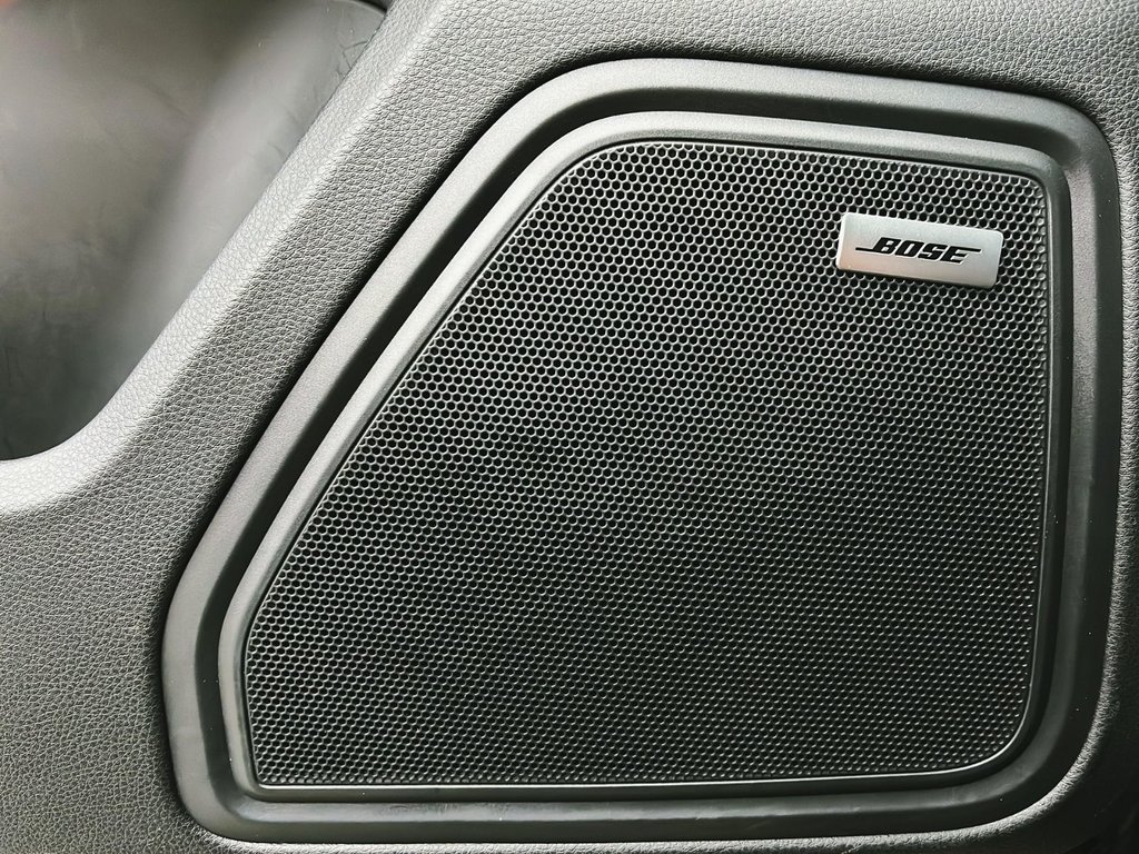 2023 Porsche Macan in Laval, Quebec - 30 - w1024h768px