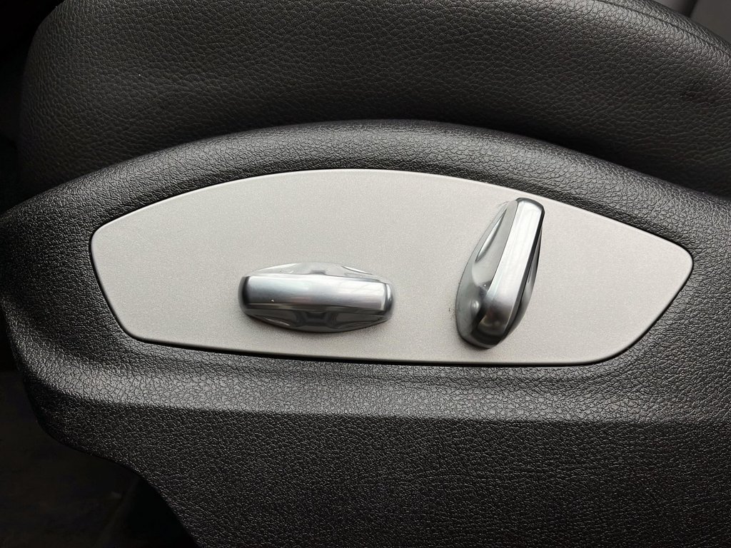 2023 Porsche Macan in Laval, Quebec - 29 - w1024h768px