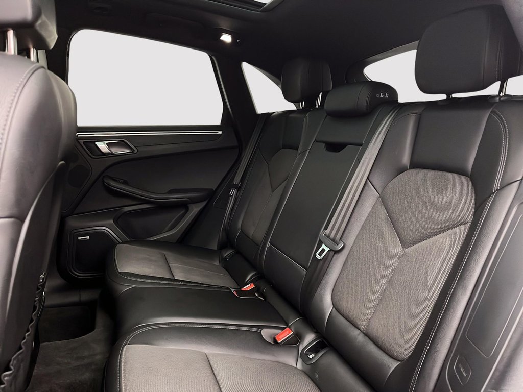 2023 Porsche Macan in Laval, Quebec - 25 - w1024h768px