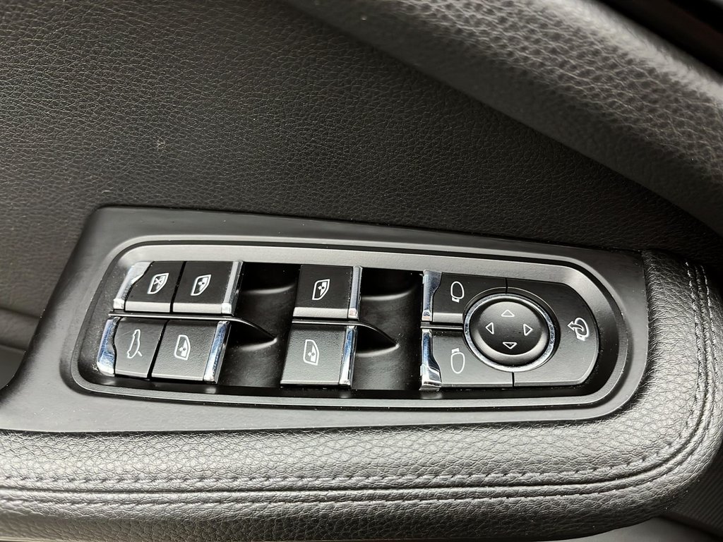 2023 Porsche Macan in Laval, Quebec - 28 - w1024h768px