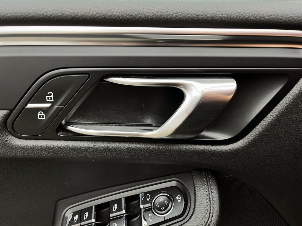 2023 Porsche Macan in Laval, Quebec - 27 - w1024h768px