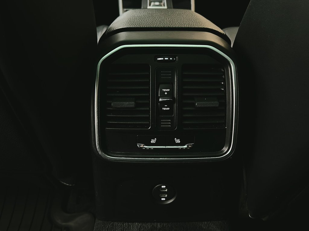 Porsche Macan Premium Package Plus 2024 à Laval, Québec - 27 - w1024h768px