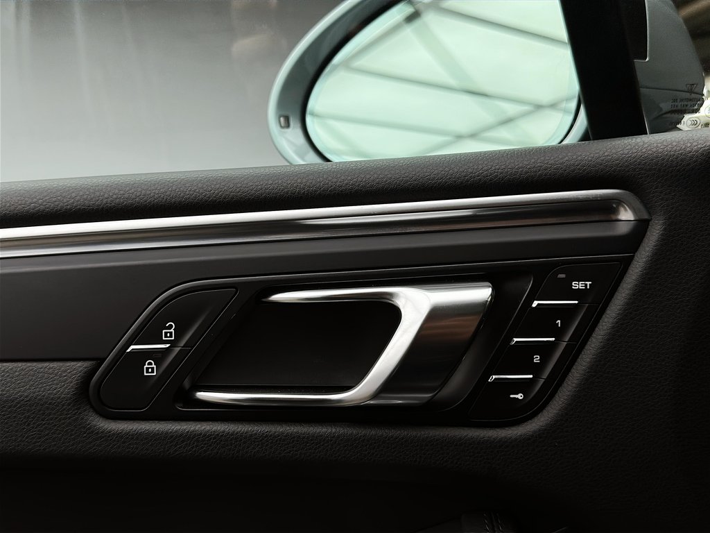 Porsche Macan Premium Package Plus 2024 à Laval, Québec - 30 - w1024h768px