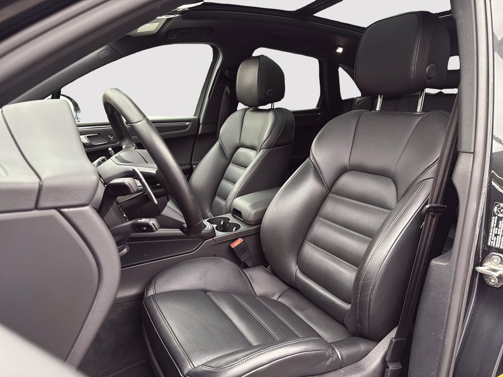 2024 Porsche Macan Premium Package Plus in Laval, Quebec - 16 - w1024h768px