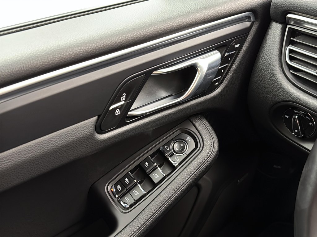 2024 Porsche Macan Premium Package Plus in Laval, Quebec - 25 - w1024h768px
