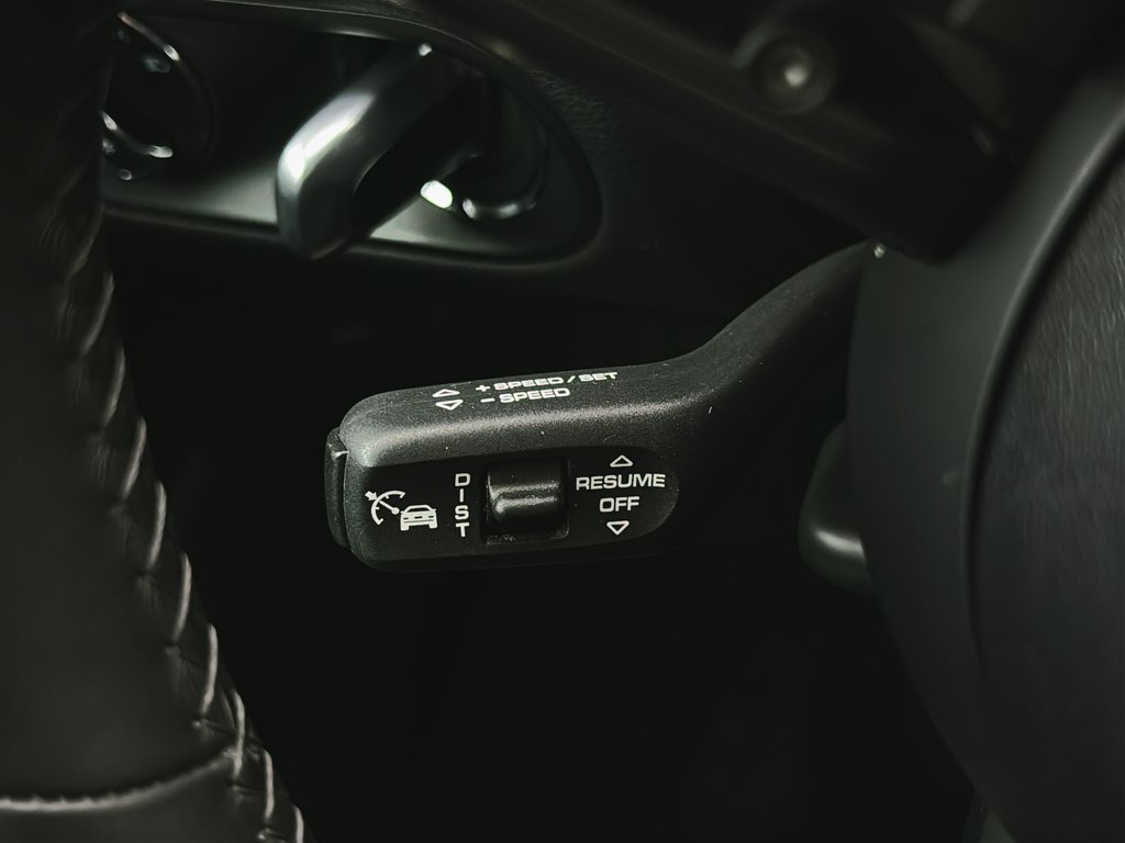 2024 Porsche Macan Premium Package Plus in Laval, Quebec - 30 - w1024h768px