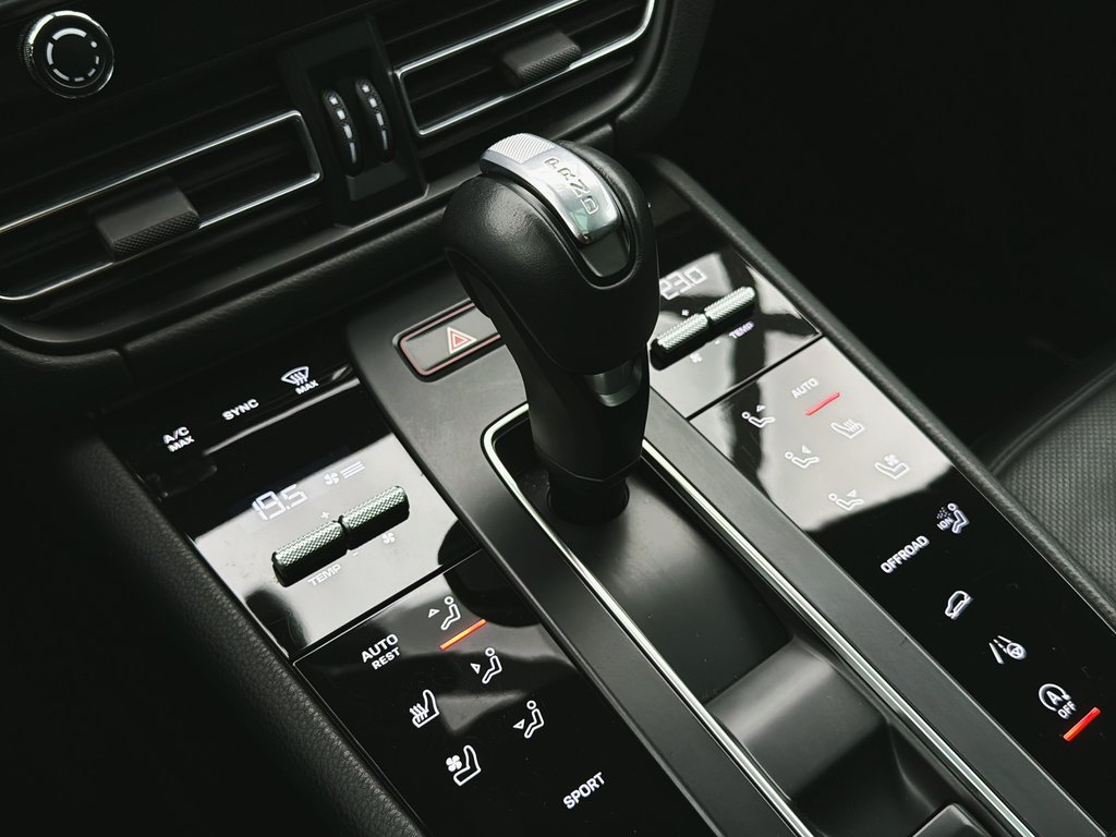 2024 Porsche Macan Premium Package Plus in Laval, Quebec - 19 - w1024h768px