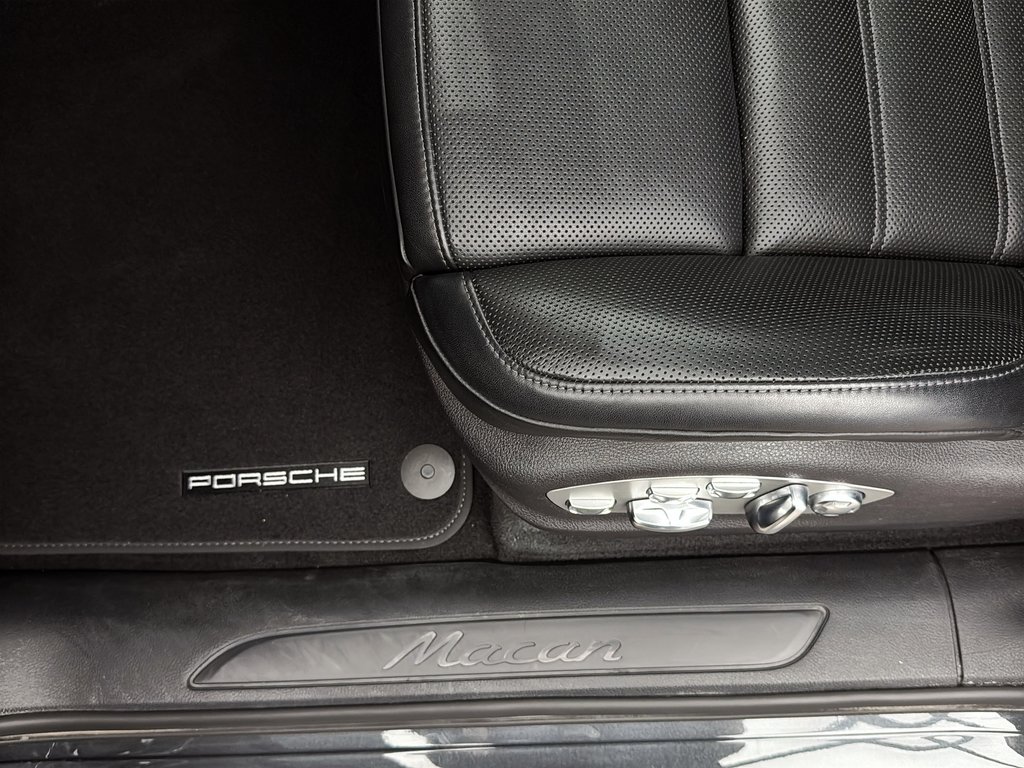 2024 Porsche Macan Premium Package Plus in Laval, Quebec - 26 - w1024h768px