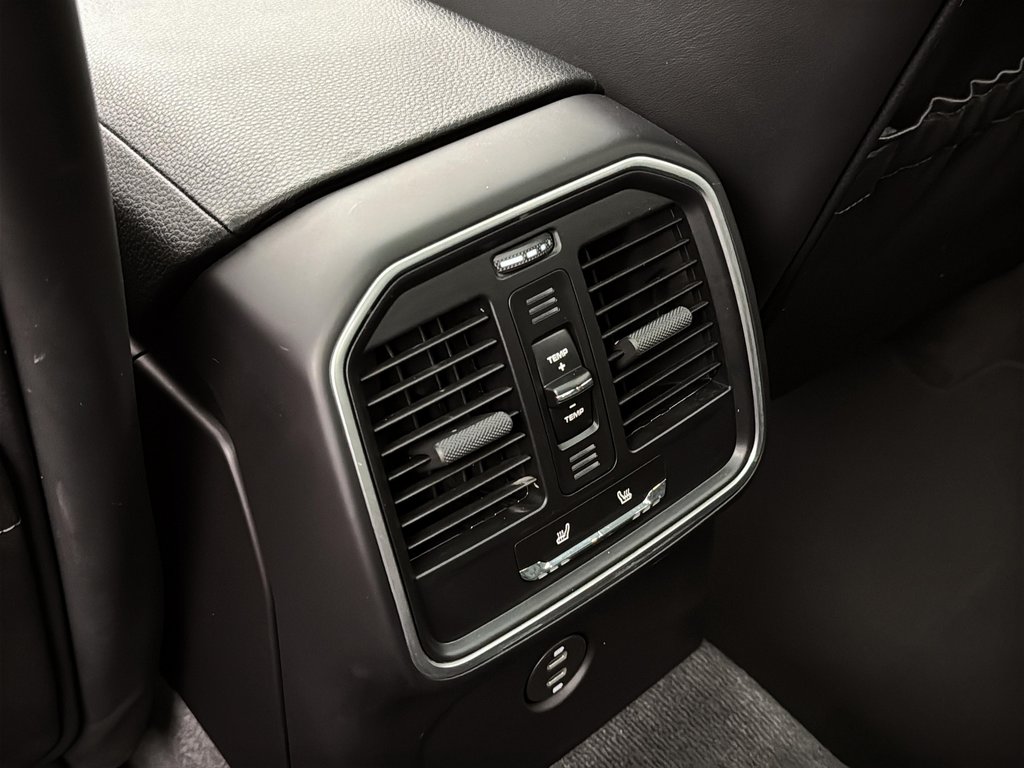 2024 Porsche Macan Premium Package Plus in Laval, Quebec - 31 - w1024h768px