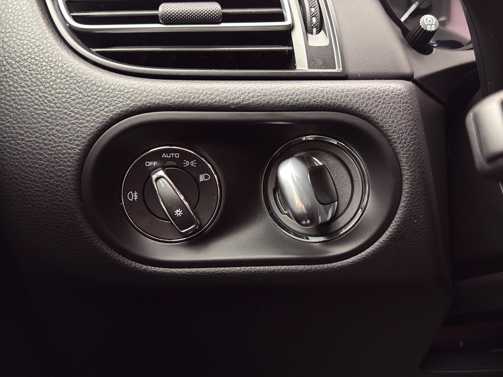 2024 Porsche Macan Premium Package Plus in Laval, Quebec - 29 - w1024h768px