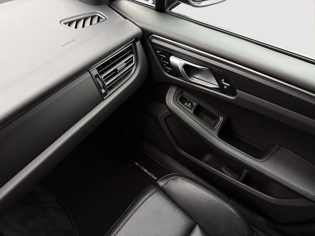 2024 Porsche Macan Premium Package Plus in Laval, Quebec - 34 - w1024h768px